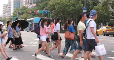 Taipei city, Tayvan - 30 Mayıs, 2018: insanlar yol geçtikten
