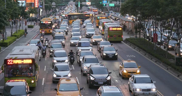 Taipei city, Tayvan - 27 Mayıs, 2018: Taipei şehir trafiğinde akşam