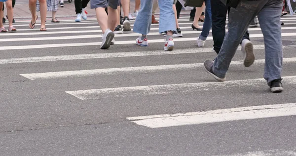 信義区 2018 台北市の通りを渡る人々 の混雑 — ストック写真