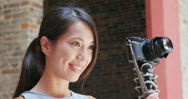 Kadın alarak Çin tapınağında fotoğraf makinesinde video