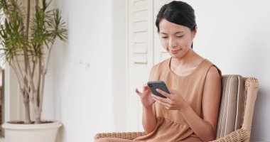 Cep telefonu beldesinde kullanan kadın