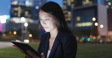 Tablet bilgisayarda çalışma gece işkadını