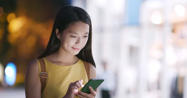 Mujer Usando Teléfono Móvil Ciudad Shenzhen Por Noche —  Fotos de Stock