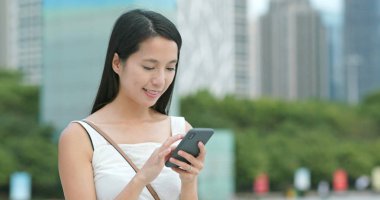 Şehirde cep telefonu kullanan kadın