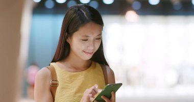 Kadın geceleri cep telefonu şehrin üzerinde SMS gönderme