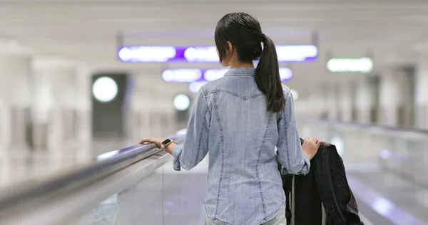 女人带着行李去机场旅行和散步 — 图库照片