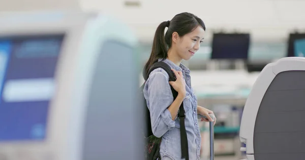 Donna Che Utilizza Contatore Self Check Aeroporto — Foto Stock