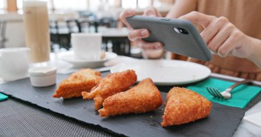 Kadın alarak resmi Restoran kızarmış tavuk kanatları için