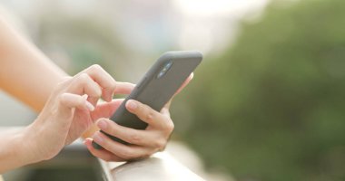 Cep telefonuyla akşam kadının yakın çekim 