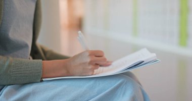 Kadın okulda Not yazma