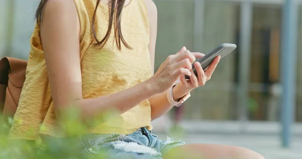 Close Mulher Usando Telefone Celular Livre — Fotografia de Stock