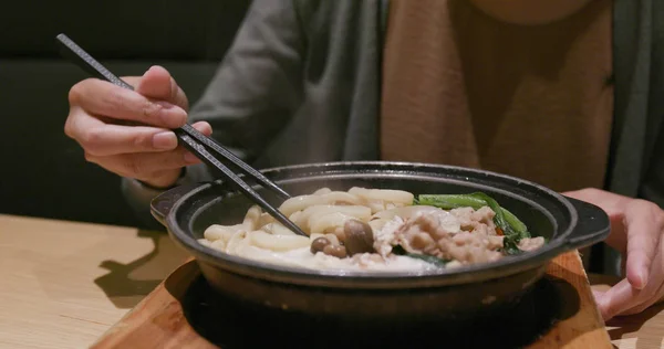 Donna Che Mangia Udon Nel Ristorante Giapponese — Foto Stock