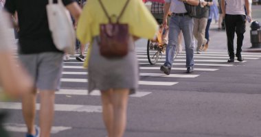 Taipei city, Tayvan - 30 Mayıs, 2018: insanlar yol geçtikten