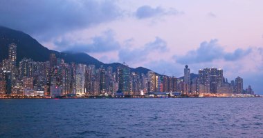 Victoria Limanı, Hong Kong - 02 Mayıs, 2018: Hong Kong şehir manzarası akşam