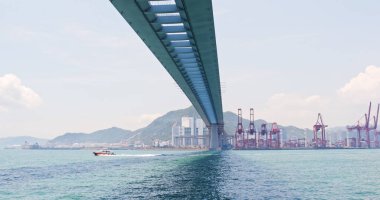 Kwai Tsing, Hong Kong - 02 Mayıs, 2018: Hong Kong Kwai Tsing konteyner terminalleri ve taşçı Köprüsü