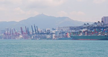 Kwai Tsing, Hong Kong - 02 Mayıs, 2018: Hong Kong konteyner terminal bağlantı noktası ve taşçı Köprüsü