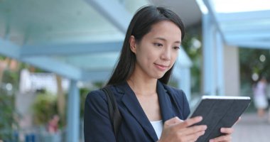 Asya işkadını dijital tablet bilgisayar açık, kullanma