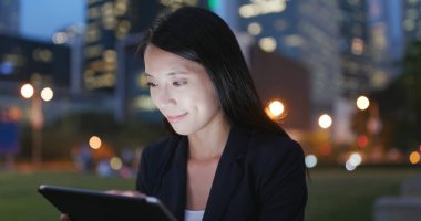 İş kadını geceleri tablet bilgisayarda çalışıyor