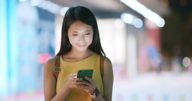 Kadın geceleri cep telefonu Shenzhen şehir üzerinde SMS gönderme