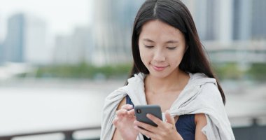 İleti göndermek için açık cep telefonu kullanan kadın