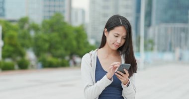 şehirde cep telefonu kullanan kadın 