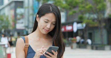 cep telefonu açık, kullanan kadın