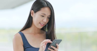 Şehirde cep telefonu kullanan kadın