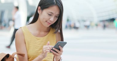 Cep telefonu açık Sokağı'nda kullanan kadın