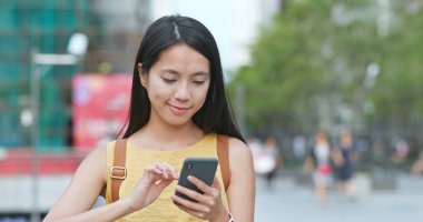 Şehirde Smartphone kullanan kadın seyahat