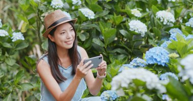 Güzel kadın alarak fotoğraf ortanca çiftlikte 
