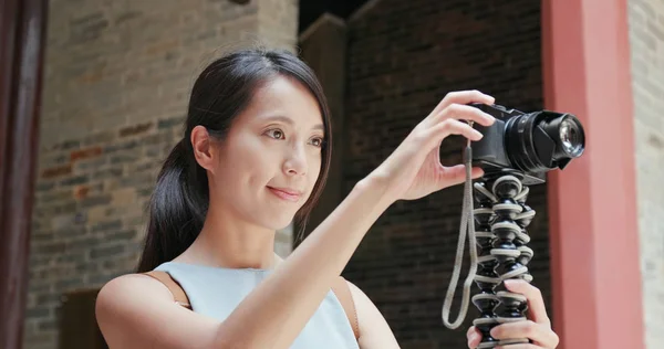 Sorrindo Mulher Fazendo Vídeo Com Sua Câmera Livre — Fotografia de Stock