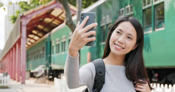 Frau Macht Selfie Mit Handy Bahnhof — Stockfoto