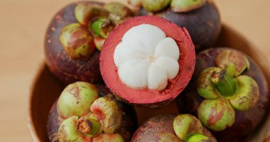 Mor mangosteens yığını kapat  