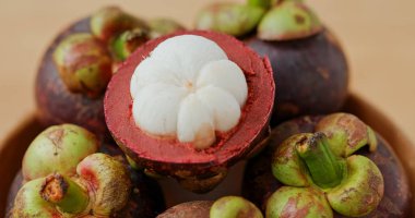 Mor mangosteens yığını kapat 