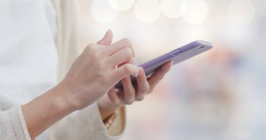 Şehirde cep telefonu kullanan kadın