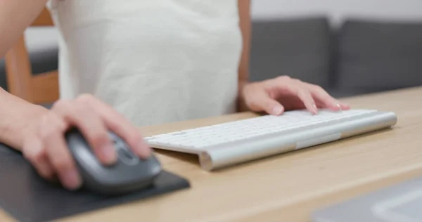 Close Mulher Digitando Teclado — Fotografia de Stock