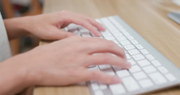 Mujer Escribiendo Palabra Clave Cerca — Foto de Stock