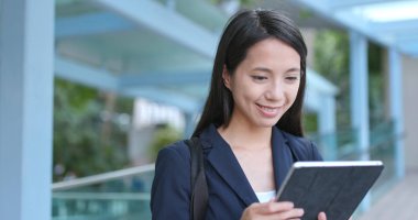 Genç işkadını dijital tablet bilgisayar açık, kullanma