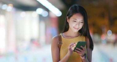 Cep telefonu uygulaması açık City akşam kontrol kadın