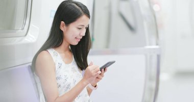 Taipei City trende cep telefonu kullanan kadın