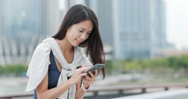 Şehirde cep telefonu kullanan kadın 