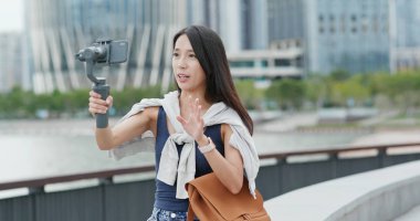 Shenzhen City cep telefonunda bir vlog alarak kadın