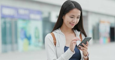 şehirde cep telefonu kullanan kadın 