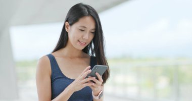 Shenzhen City cep telefonunda çalışan kadın