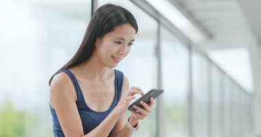 Shenzhen şehir içinde Smartphone kullanan kadın