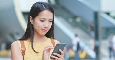 Kadın seyahat Shenzhen şehri ve istimal hareket eden telefon