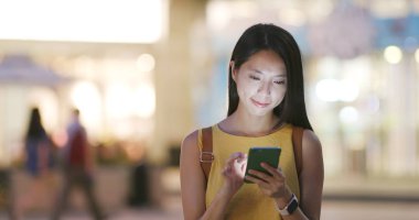 Cep telefonunuzun geceleri çalışan kadın