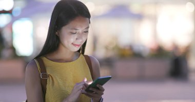 Cep telefonunuzun geceleri çalışan kadın