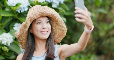 Selfie ortanca çiftlik cep telefonu alarak kadın