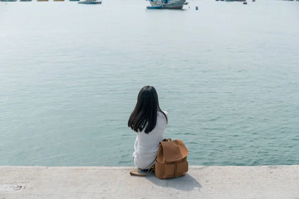 Femme Profiter Regarder Vue Sur Mer — Photo